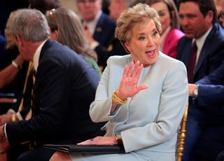 A secretária de Educação Linda McMahon participou da cerimônia de assinatura da Ordem Executiva. McMahon, ex-chefe da Administração de Pequenas Empresas e co-fundador da World Wrestling Entertainment, é responsável por diminuir o departamento de US $ 100 bilhões, que não pode ser dissolvido sem a aprovação do Congresso.